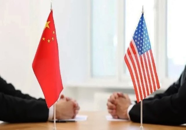 Suarsair.com - Ketegangan dagang antara Amerika Serikat dan China kembali memanas setelah Pemerintah AS resmi menaikkan tarif impor terhadap sejumlah produk China hingga 145%. Langkah agresif ini langsung mengguncang pasar keuangan global dan menambah tekanan terhadap prospek pertumbuhan ekonomi dunia.