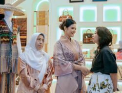 Kahiyang Ayu Kenalkan Warisan Budaya Sumut di Ajang Indonesia Fashion Week 2025