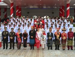 Peringati HUT ke-80 Kemerdekaan RI, Gubernur, Wagub dan Sekdaprov Kompak Pakai Baju Adat