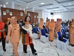 Kunjungan Kerja ke Madina,  Ketua DWP Sumut Serahkan Bantuan Makanan dan Minuman Sehat untuk Balita dan Ibu Hamil