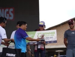 Sekdaprov Sumut Serahkan Piala Pemenang Lari Lintas Alam Trail of The Kings Danau Toba