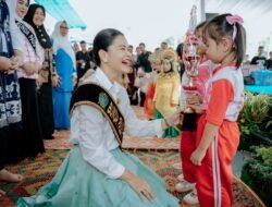 Kahiyang Ayu Ajak Anak PAUD Amalkan Ikrar Kebiasaan Anak Indonesia Hebat di Kampung Ceria Anak Merdeka 2025