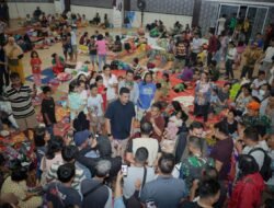 Gubernur Bobby Nasution Tinjau Pengungsi di Tapteng, Pastikan Kebutuhan Anak dan Perempuan jadi Prioritas