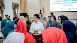 Peringati Hari Disabilitas Internasional,  Kahiyang Ayu Serahkan Alat Bantu Dengar bagi Penyandang Disabiltas
