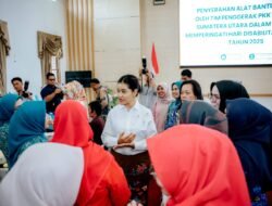 Peringati Hari Disabilitas Internasional,  Kahiyang Ayu Serahkan Alat Bantu Dengar bagi Penyandang Disabiltas