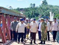 Presiden RI Didampingi Bobby Nasution Tinjau Pembangunan Jembatan dan Pengungsi Korban Bencana di Tapsel