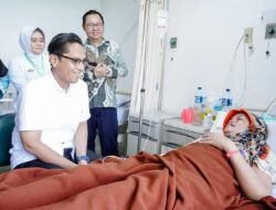 Wali Kota Medan Rico Waas Jenguk Pasien Korban Banjir di RS Hermina