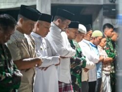 Bobby Nasution Salat Tarawih Perdana di Lokasi Terdampak Bencana Tukka Tapteng