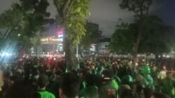 Ratusan Warga Medan Berebut Bantuan Sembako dari Presiden 