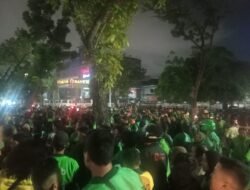 Ratusan Warga Medan Berebut Bantuan Sembako dari Presiden 