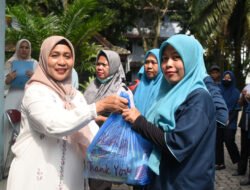 DWP Unimed Bagikan 256 Paket Sedekah Ramadan untuk Tenaga Kebersihan