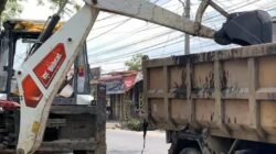 M Aidiel Turun Langsung Tinjau Penyebab Drainase Jalan RPH Tersumbat   