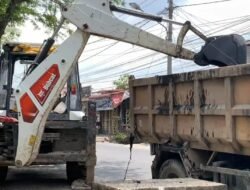 M Aidiel Turun Langsung Tinjau Penyebab Drainase Jalan RPH Tersumbat   