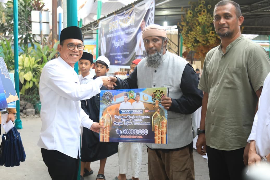 Safari Ramadan di Masjid Jami’, Wakil Wali Kota Medan Serahkan Hibah Rp50 Juta dan Santunan Anak Yatim