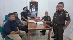 Tim penyidik Balai Besar POM di Medan menyerahkan tersangka dan barang bukti jaksa penuntut umum didampingi Korwas PPNS Polda Sumatera Utara di Kejaksaan Negeri Siantar dalam perkara dugaan tindak pidana di bidang pangan.(Foto: dok BBPOM)