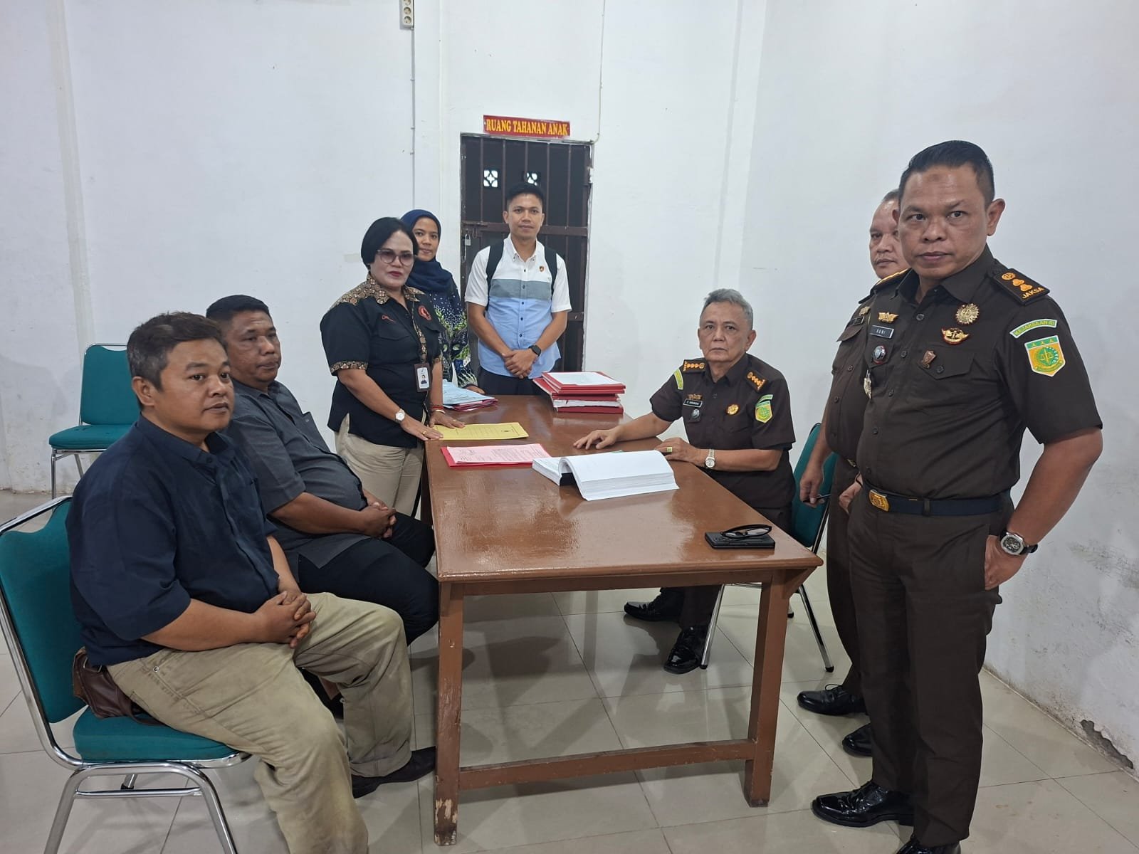 Tim penyidik Balai Besar POM di Medan menyerahkan tersangka dan barang bukti jaksa penuntut umum didampingi Korwas PPNS Polda Sumatera Utara di Kejaksaan Negeri Siantar dalam perkara dugaan tindak pidana di bidang pangan.(Foto: dok BBPOM)