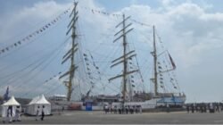 KRI Bima Suci Sandar di Belawan, Warga Antusias Jelajahi Kapal Latih TNI AL