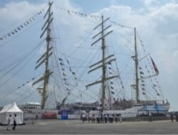 KRI Bima Suci Sandar di Belawan, Warga Antusias Jelajahi Kapal Latih TNI AL