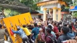 Gerbang Kantor Bupati Langkat Dirobohkan, Warga Besitang Mengamuk Tuntut Bantuan Banjir Tak Kunjung Cair