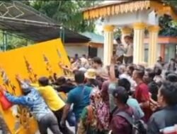 Gerbang Kantor Bupati Langkat Dirobohkan, Warga Besitang Mengamuk Tuntut Bantuan Banjir Tak Kunjung Cair