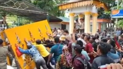 Gerbang Kantor Bupati Langkat Dirobohkan, Warga Besitang Mengamuk Tuntut Bantuan Banjir Tak Kunjung Cair