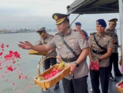Kapolres Pelabuhan Belawan Gelar Upacara Tabur Bunga ke Laut dalam Rangka HUT Bhayangkara ke-80