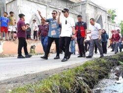 Atasi Banjir Mabar, Rico Waas Instruksikan Normalisasi Drainase Demi Kenyamanan Warga dan Siswa