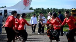 Disambut Hangat Warga di Bandara Binaka, Bobby Nasution Awali Agenda Berkantor di Kepulauan Nias