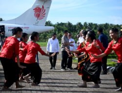 Disambut Hangat Warga di Bandara Binaka, Bobby Nasution Awali Agenda Berkantor di Kepulauan Nias