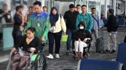 Bobby Nasution Berangkatkan Pasien Terduga Korban MBG Karo ke Jakarta 