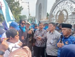 Puluhan Pendemo Datangi Kantor Gubernur Sumut, Desak Kabid SMK Sumut Dicopot