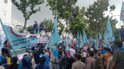 Hujan Deras Tak Surutkan Aksi, Buruh Desak Gubsu Kawal RUU Buruh
