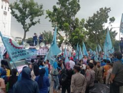 Hujan Deras Tak Surutkan Aksi, Buruh Desak Gubsu Kawal RUU Buruh
