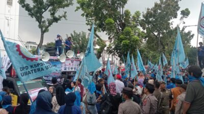 Hujan Deras Tak Surutkan Aksi, Buruh Desak Gubsu Kawal RUU Buruh