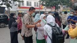 Antisipasi Kabut Asap, DLHK Sumut dan BKSDA Bagikan Ribuan Masker Gratis kepada Pengguna Jalan