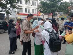 Antisipasi Kabut Asap, DLHK Sumut dan BKSDA Bagikan Ribuan Masker Gratis kepada Pengguna Jalan