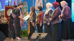 Kahiyang Ayu Serahkan Penghargaan kepada 9 Daerah Pemenang Lomba Vlog KILAS