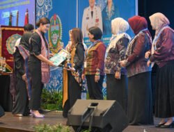 Kahiyang Ayu Serahkan Penghargaan kepada 9 Daerah Pemenang Lomba Vlog KILAS